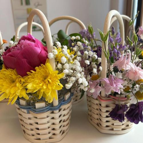 Körbe mit Blumen 2